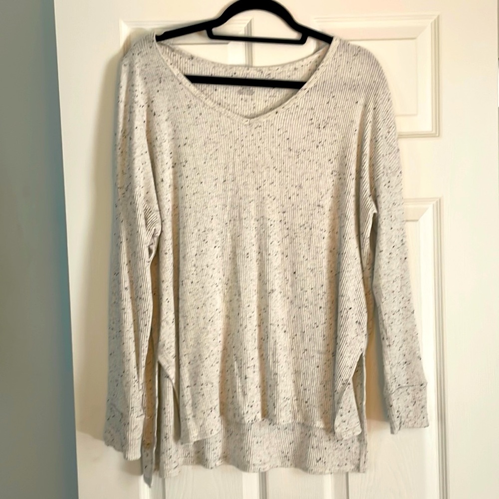 White and black speckled American Eagle sweater